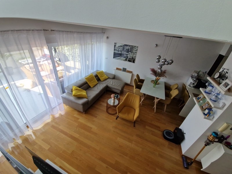 Jasny salon z galerią i dużymi oknami