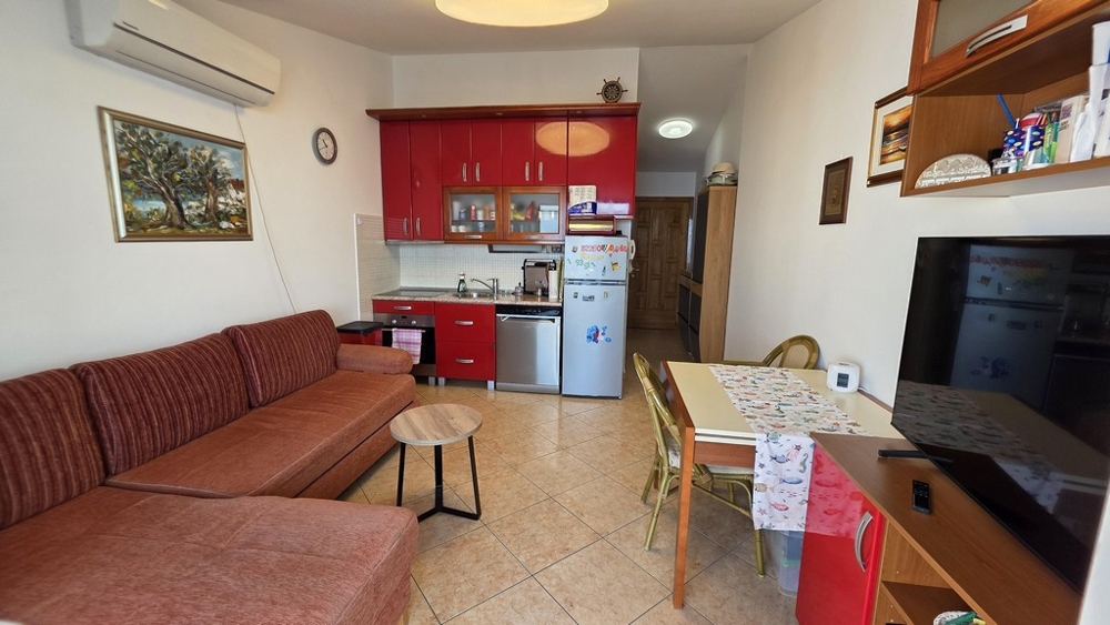 Część dzienna z sofą i otwartą kuchnią