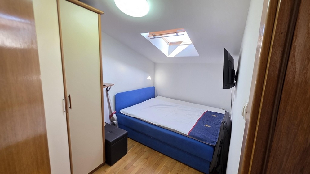 Sypialnia ze świetlikiem i łóżkiem pojedynczym