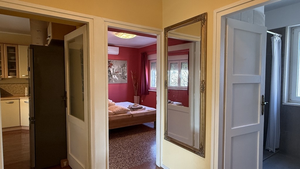 Sypialnia z podwójnym łóżkiem i klimatyzacją w Vodicach