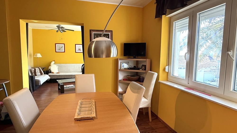 Część jadalna ze stołem i przejściem do salonu