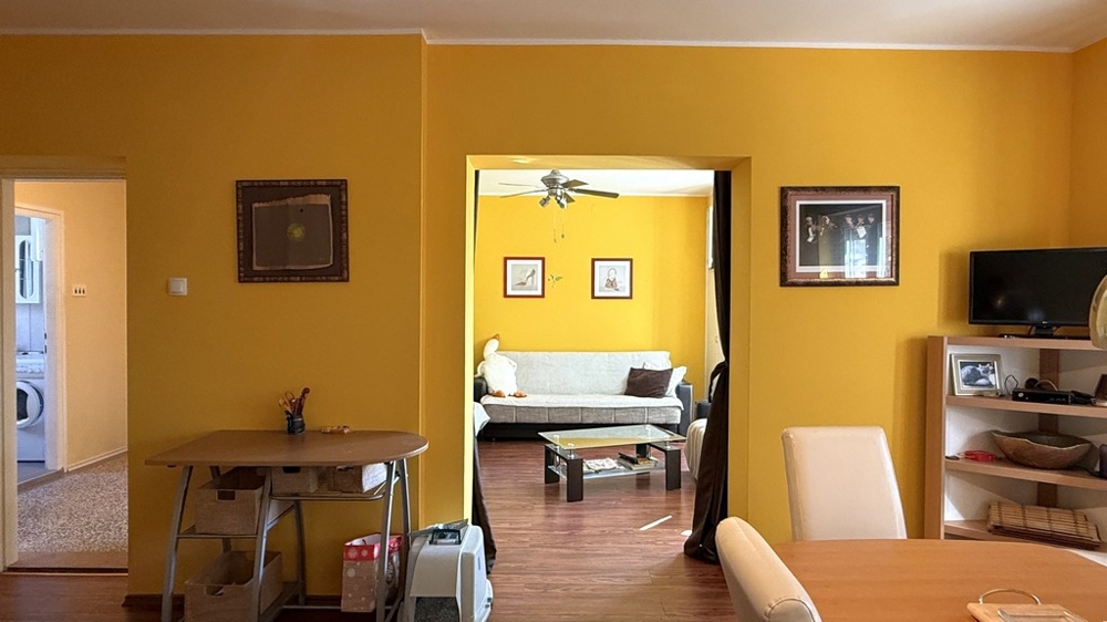 Otwarta kuchnia z wyposażoną kuchnią i sprzętem AGD w Vodicach