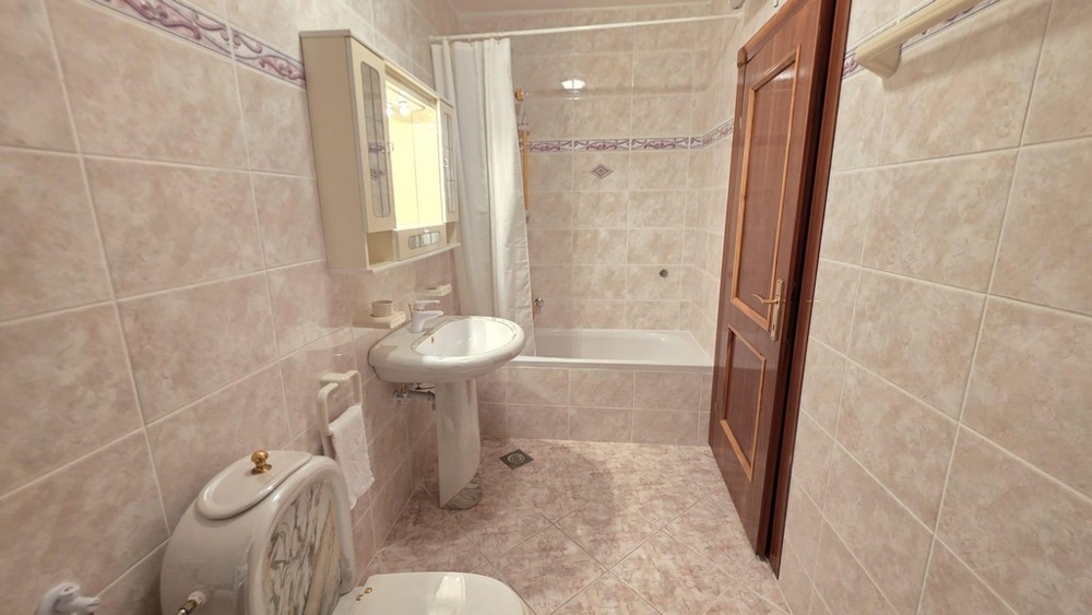 Łazienka z wanną i umywalką