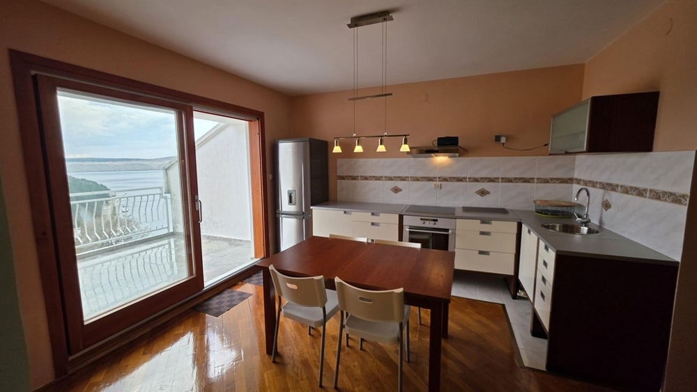 Otwarta kuchnia z zabudową AGD i jadalnią