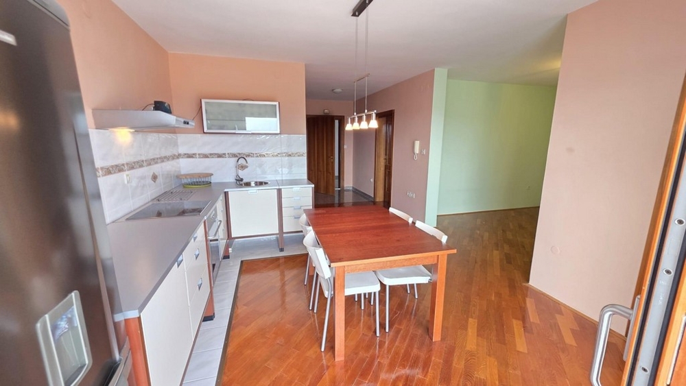 Część dzienna z kuchnią i widokiem na korytarz