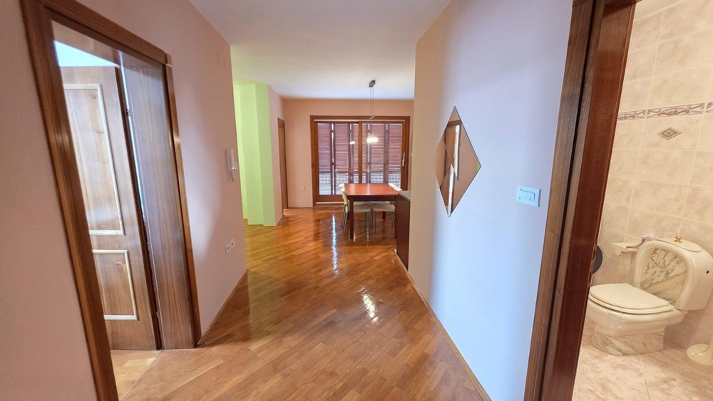 Przedpokój z dostępem do łazienki i części dziennej