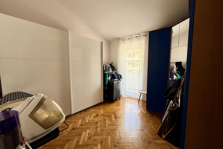 Pokój z miejscem do przechowywania i wszechstronnością