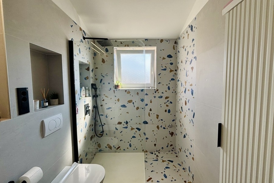 Nowoczesna łazienka z prysznicem na poziomie podłogi i oknem