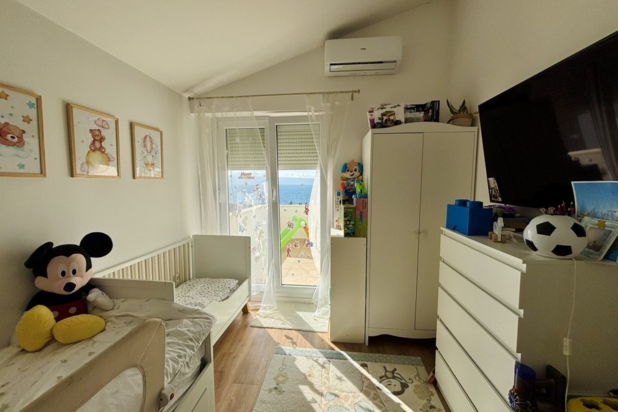 Pokój dziecięcy z wyjściem na balkon i widokiem na morze