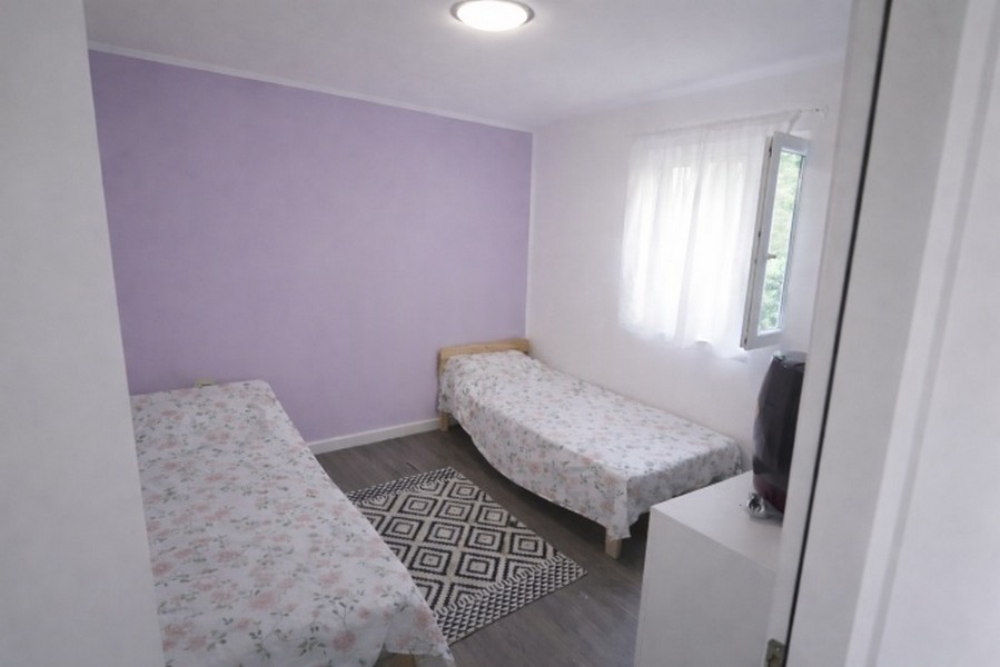 Sypialnia z dwoma pojedynczymi łóżkami