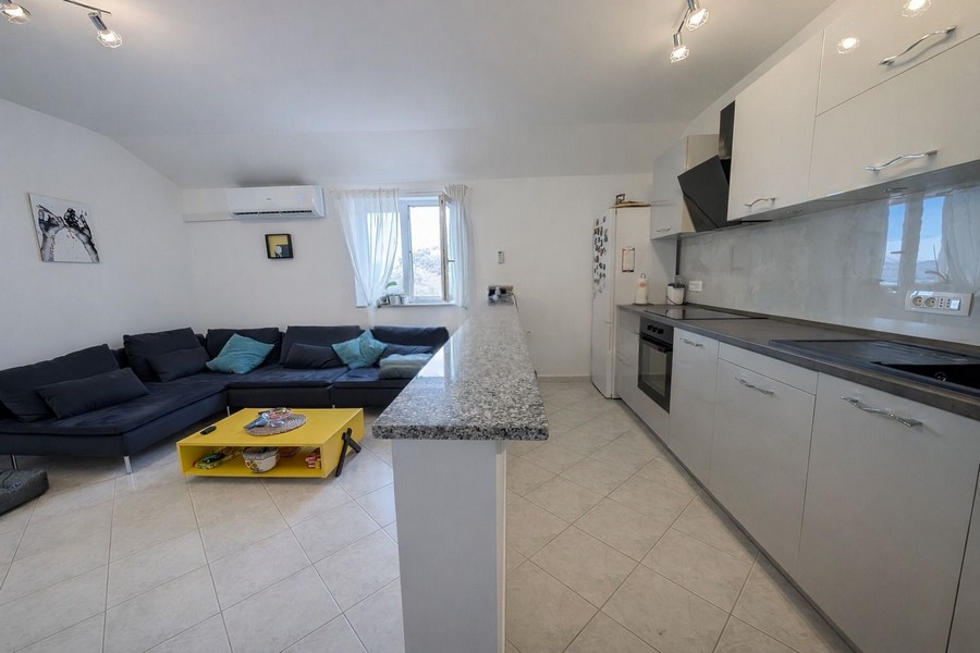 Nowoczesna część dzienna z otwartą kuchnią i sofą