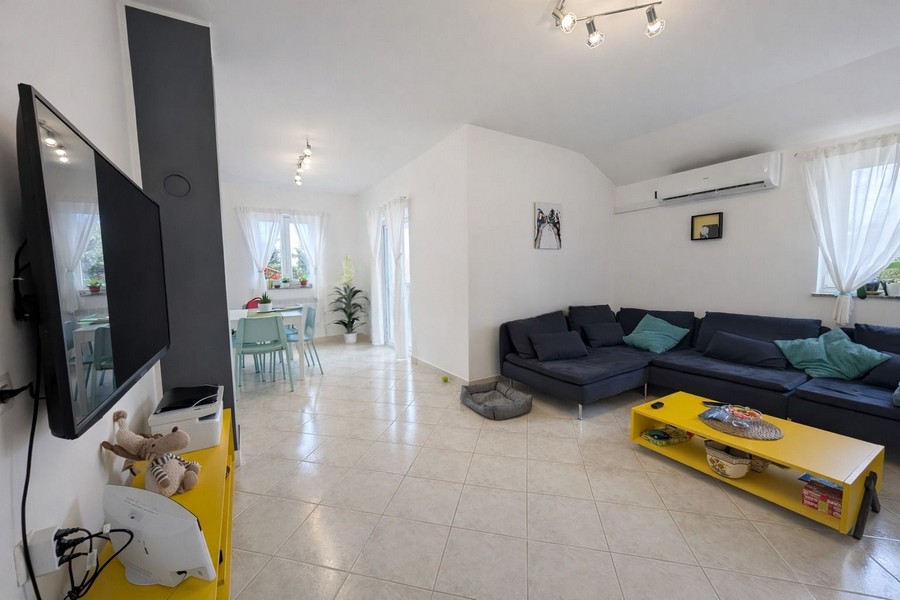 Jasny salon z dostępem do jadalni