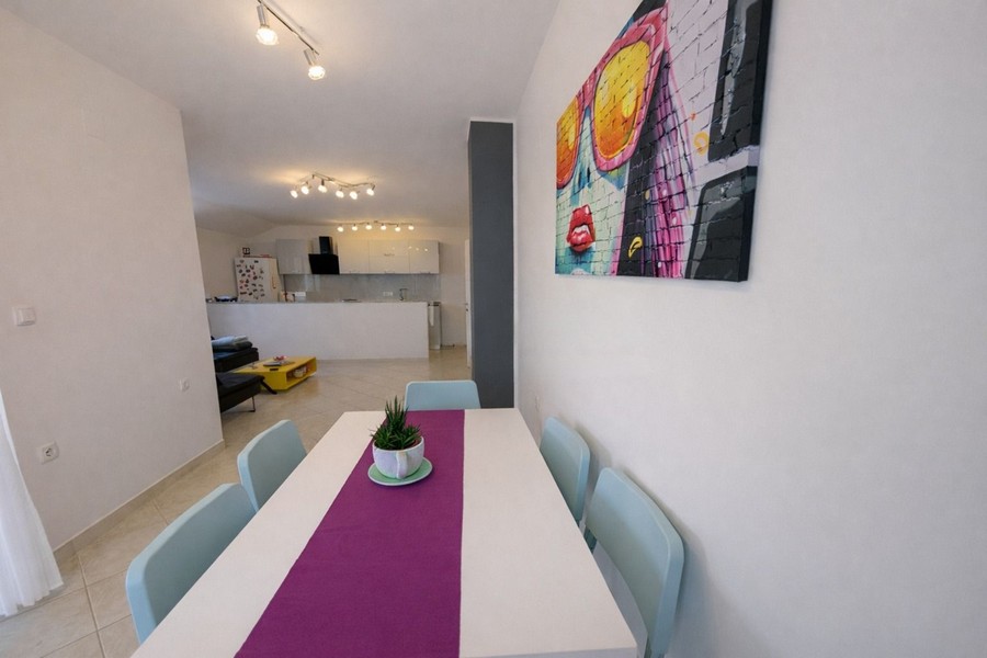 Jadalnia ze stołem i wyjściem na taras