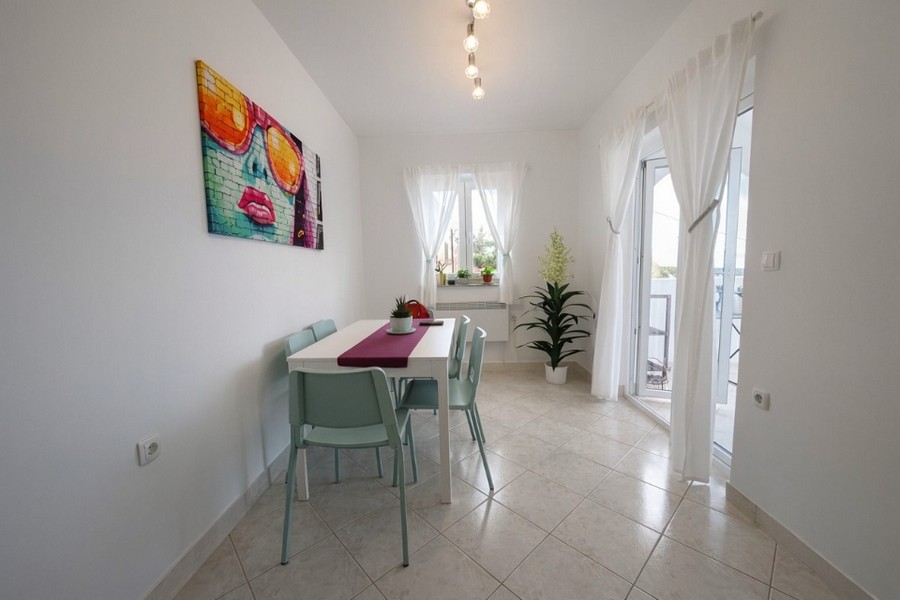 Jadalnia z wyjściem na balkon i dużą ilością naturalnego światła