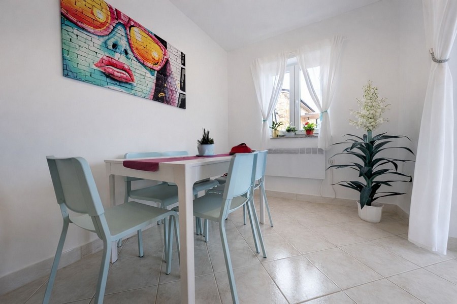 Jadalnia z oknem i nowoczesnymi meblami