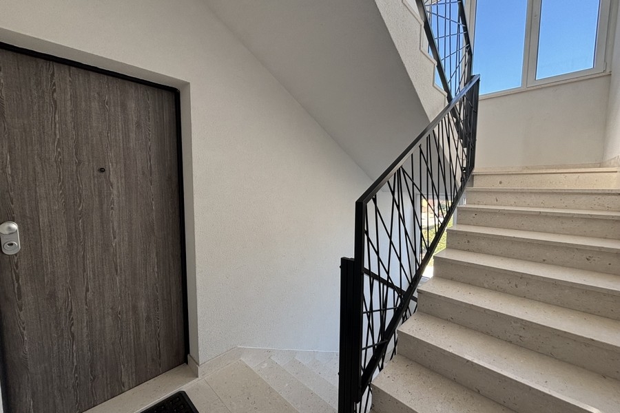 Klatka schodowa w budynku z wejściem do mieszkania