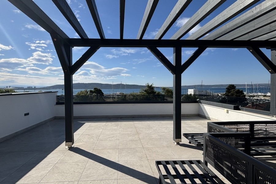 Duży taras na dachu z pergolą i widokiem na morze