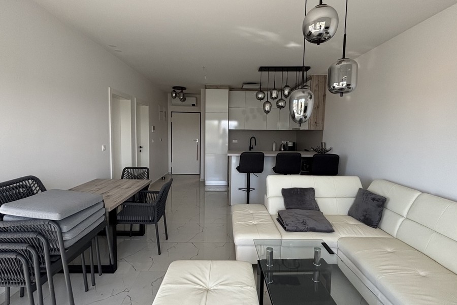 Nowoczesna część dzienna z otwartą kuchnią i częścią wypoczynkową