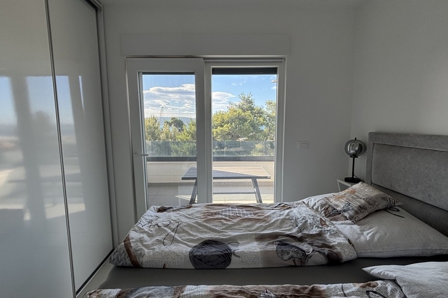 Sypialnia z wyjściem na balkon i widokiem na morze