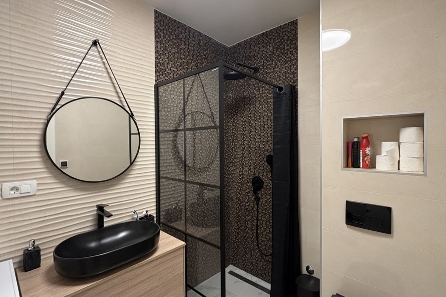 Nowoczesna łazienka z prysznicem i umywalką