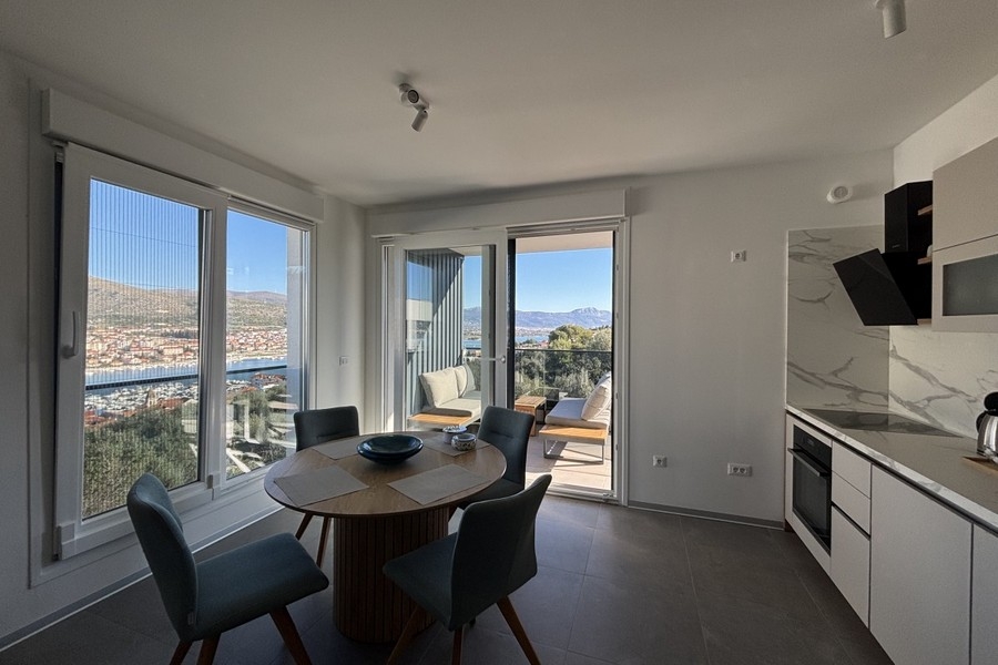 Część dzienna z widokiem na miasto i morze - nieruchomość A3909.