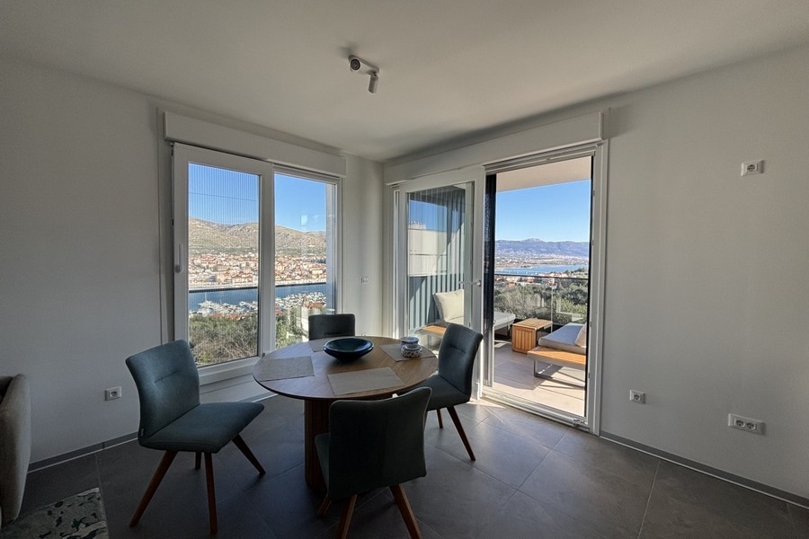 Nowoczesna część dzienna z tarasem i widokiem na morze