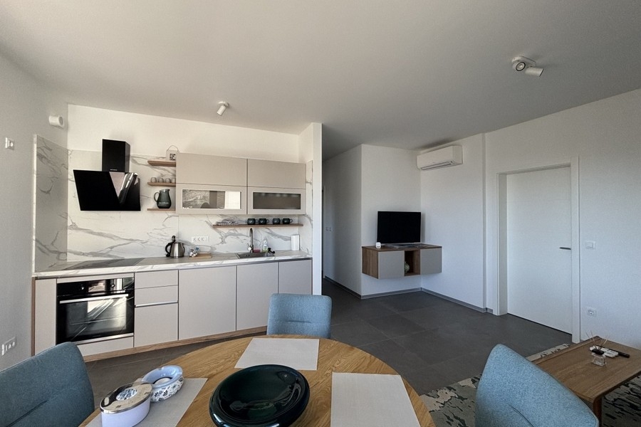 Otwarta kuchnia z salonem i nowoczesnym wyposażeniem