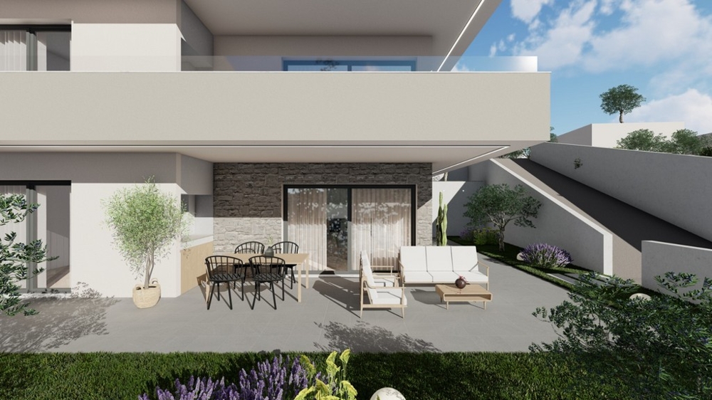 Jasny salon z dużymi oknami i widokiem na morze