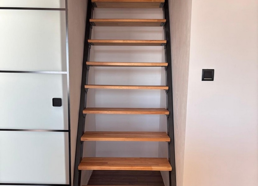 Pokój dziecięcy na poddaszu ze skośnym sufitem i miejscem do pracy