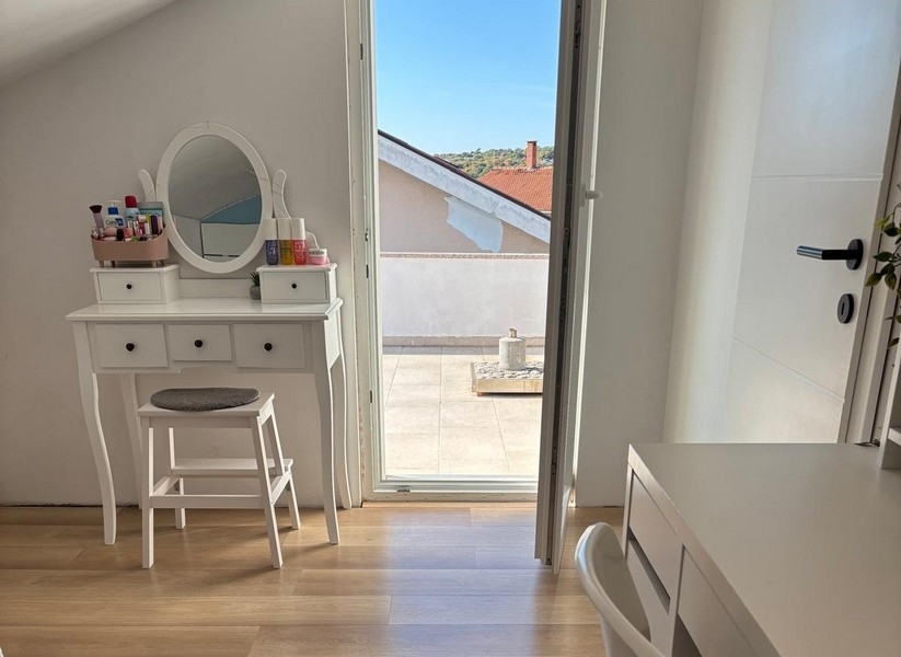 Taras z miejscami do siedzenia i miejscem na zewnątrz