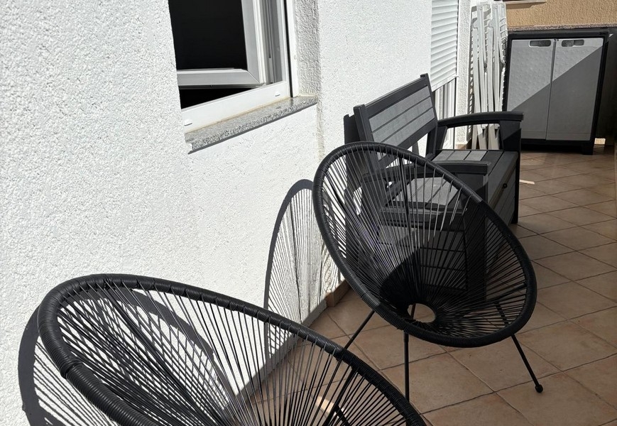 Balkon z miejscem do siedzenia i widokiem na okolicę