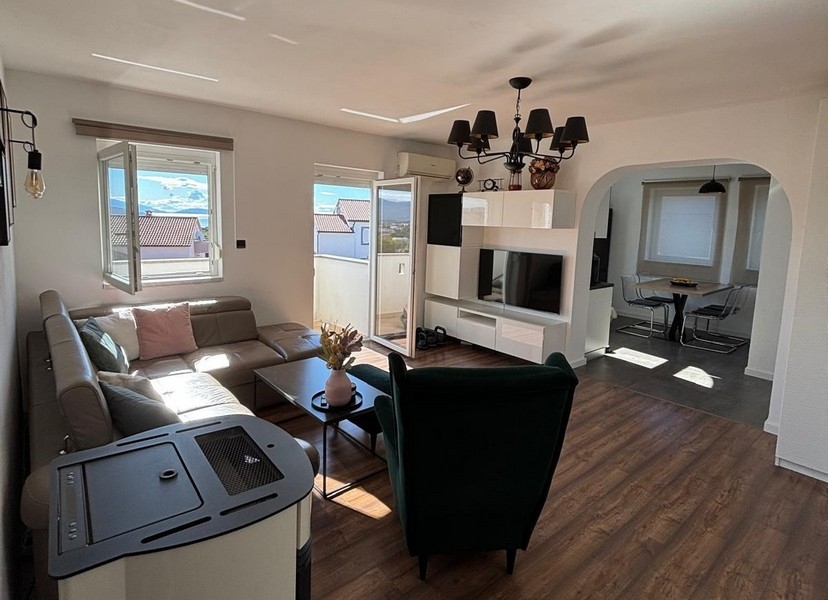 Jasny salon z nowoczesnymi meblami i dużymi oknami