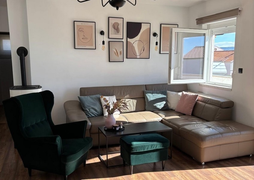 Pokój dzienny z wyjściem na balkon i widokiem na morze i nadmorski krajobraz