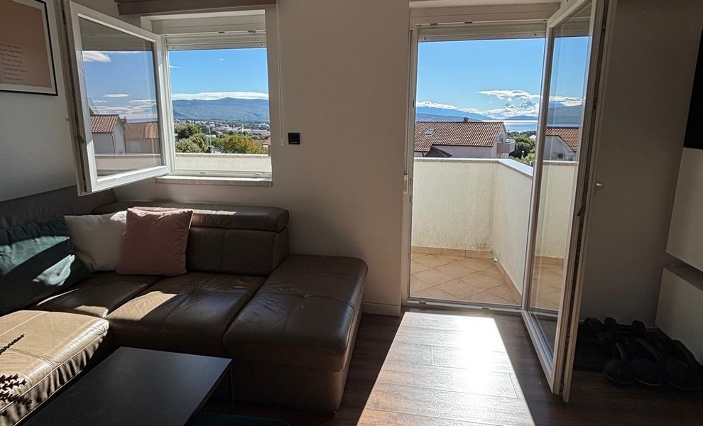 Kuchnia z przylegającą jadalnią i nowoczesnym wyposażeniem