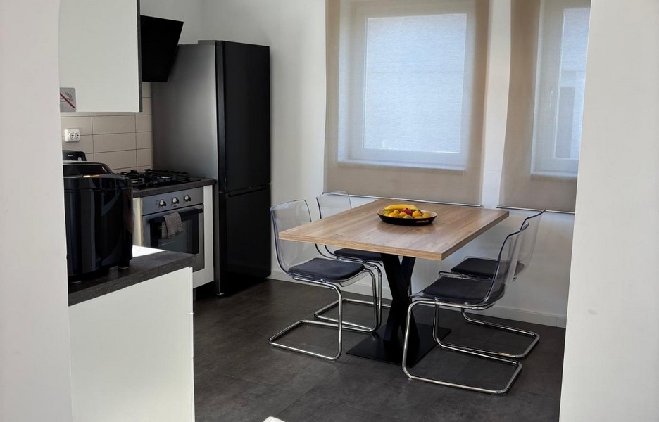 Nowocześnie wyposażona kuchnia z oknem i widokiem na okolicę