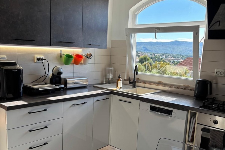 Widok z kuchni na morze, na dachy i nadmorski krajobraz