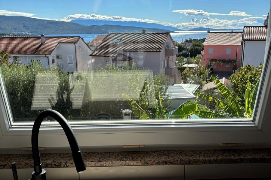 Sypialnia z łóżkiem małżeńskim i dostępem do balkonu