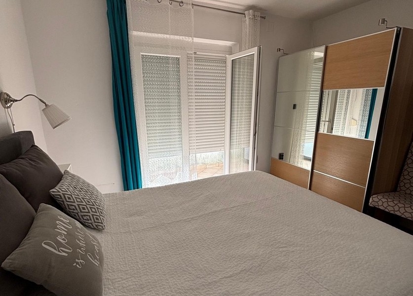 Szafa wnękowa z półkami i miejscem do przechowywania