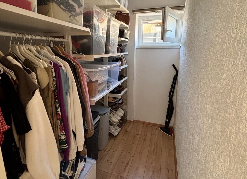 Wewnętrzne schody z drewnianymi stopniami na piętro