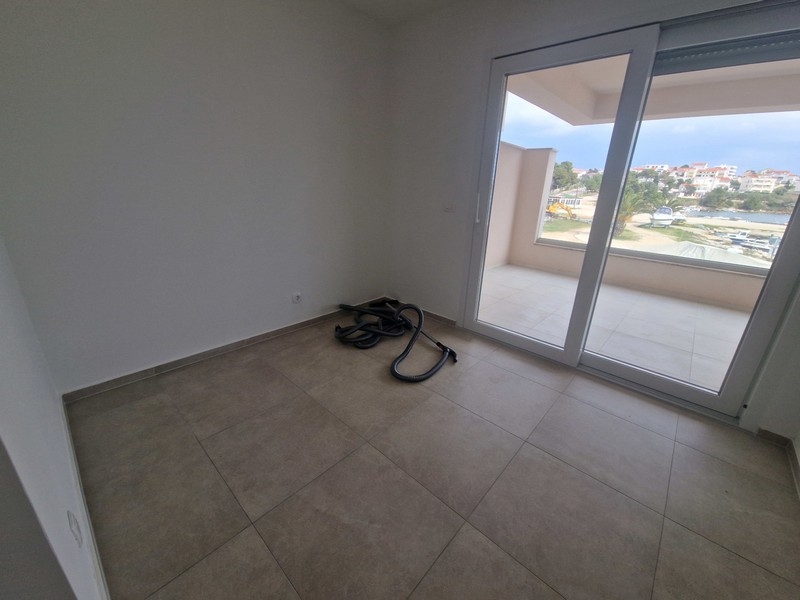 Sypialnia z wyjściem na balkon i widokiem na morze