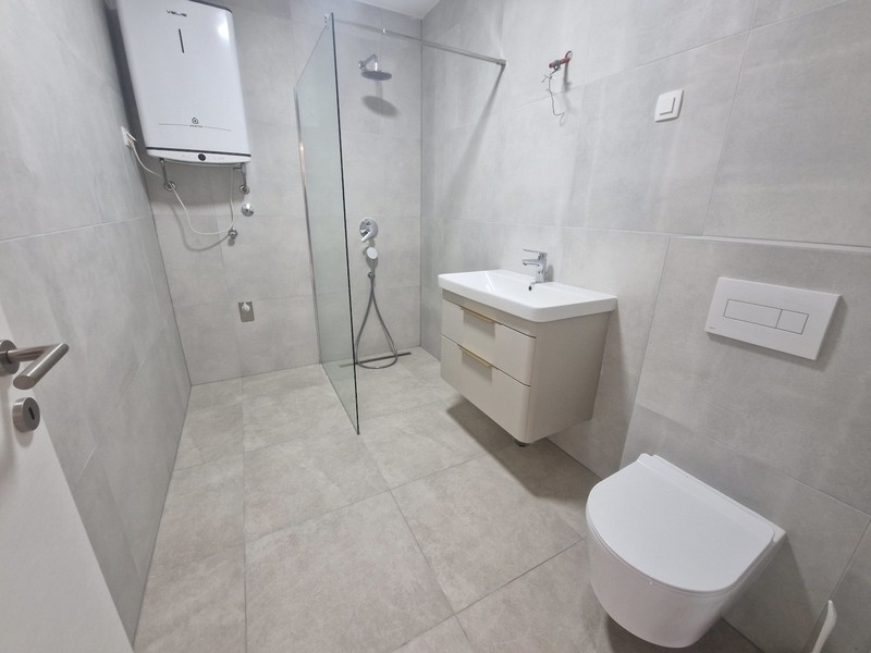 Nowoczesna łazienka z prysznicem i umywalką