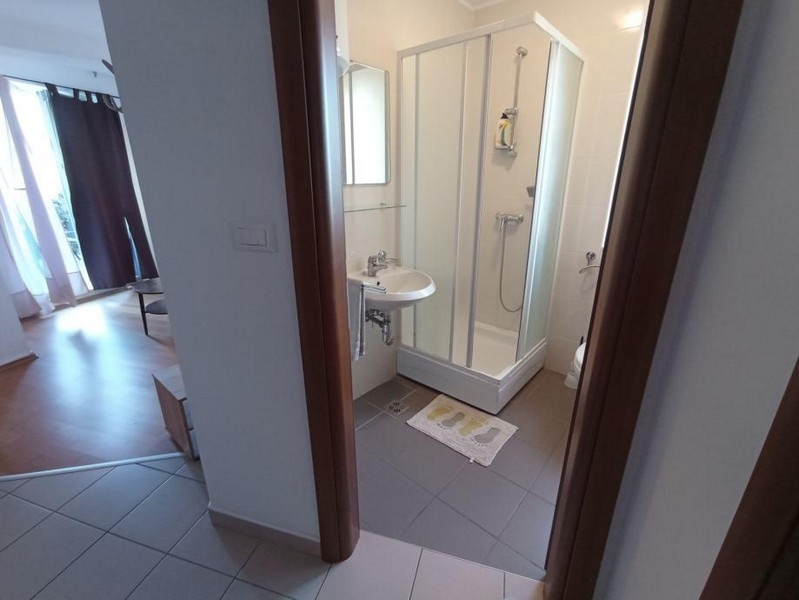 Łazienka z prysznicem i umywalką