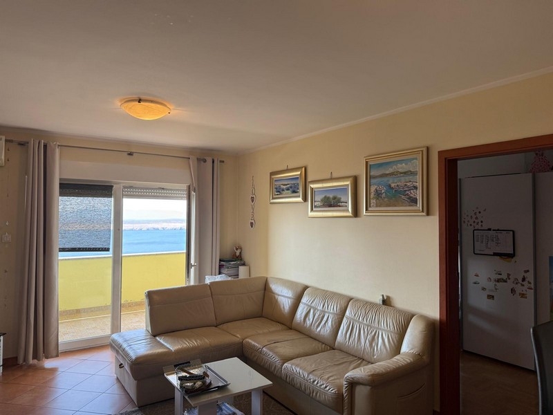 Część dzienna z sofą i widokiem na morze