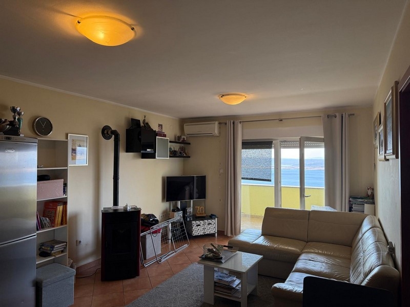 Pokój dzienny z kącikiem telewizyjnym i wyjściem na balkon