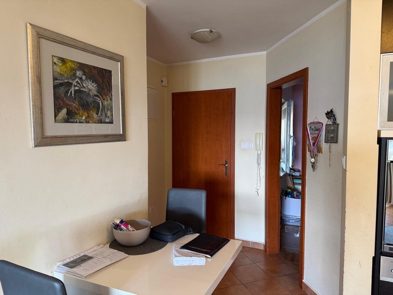 Jadalnia w salonie z wyjściem na inne pomieszczenia