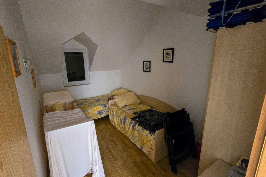 Druga część sypialna z pojedynczymi łóżkami pod skośnymi sufitami