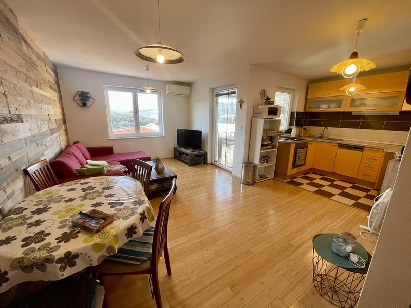 Część dzienna z otwartą kuchnią i wyjściem na balkon z widokiem na morze