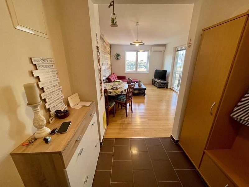 Strefa wejściowa z korytarzem i widokiem na część dzienną