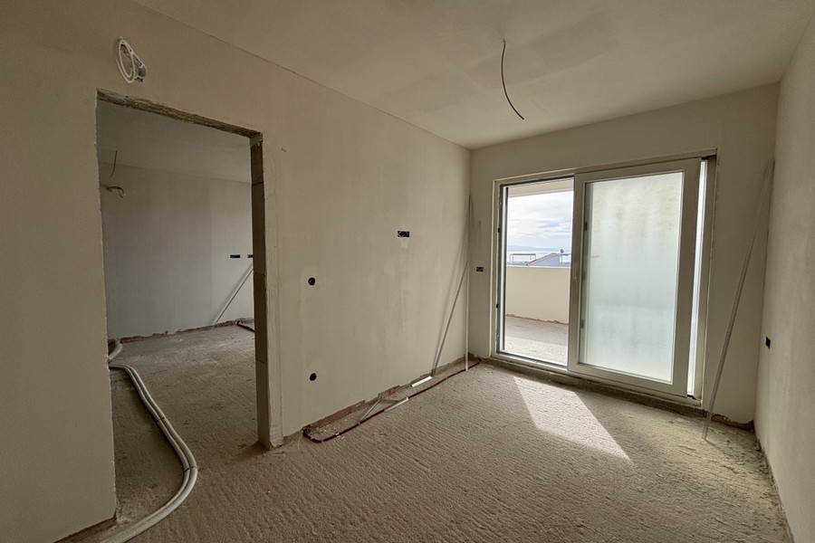 Sypialnia w stanie surowym z otwieranym oknem