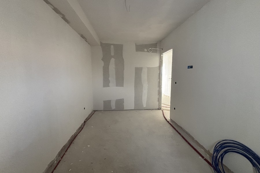 Wnętrze niedokończone z instalacjami do kuchni lub łazienki